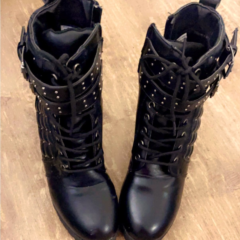 Black side zip up heeled boots
